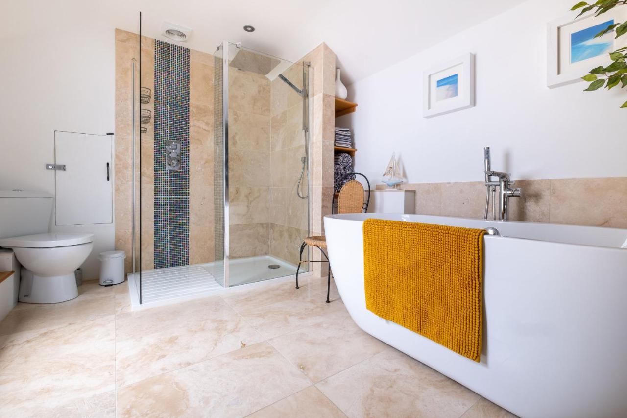 Penzance, Modern Stylish Home, Near Seafront With Gated Parking Holiday home