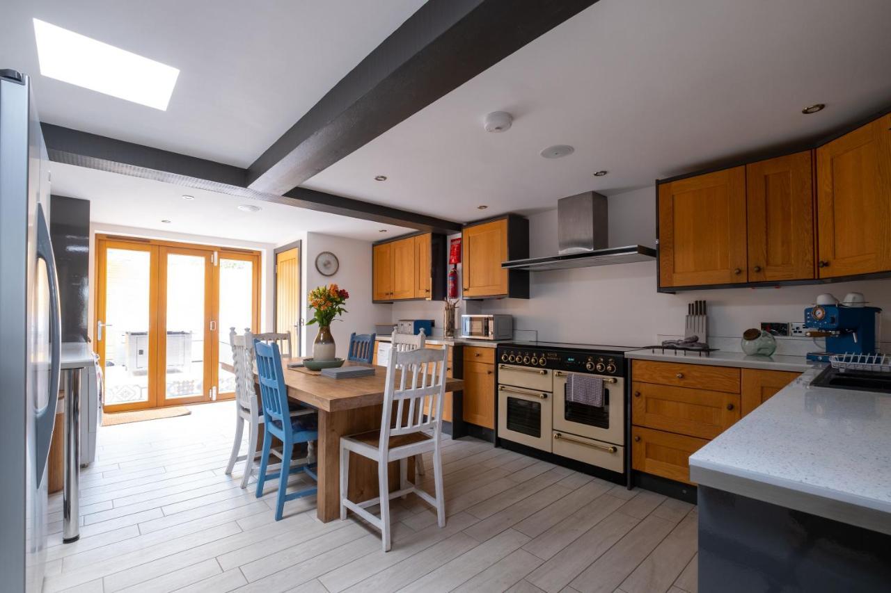 Penzance, Modern Stylish Home, Near Seafront With Gated Parking