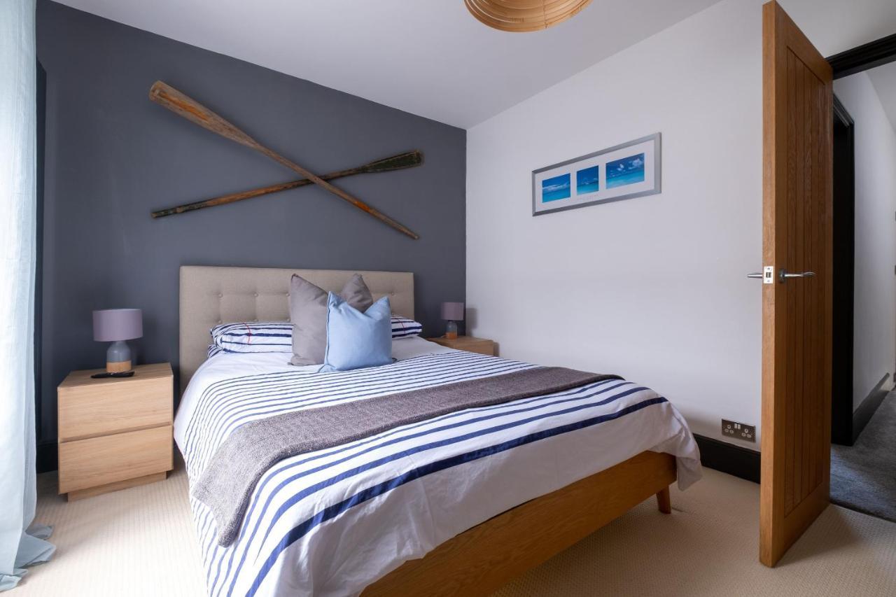 Penzance, Modern Stylish Home, Near Seafront With Gated Parking Holiday home *