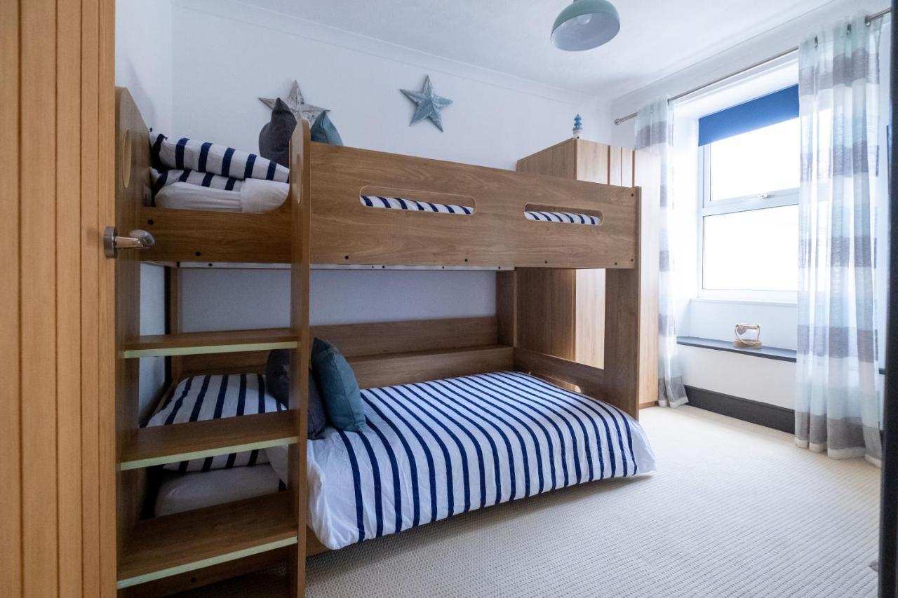 Penzance, Modern Stylish Home, Near Seafront With Gated Parking *