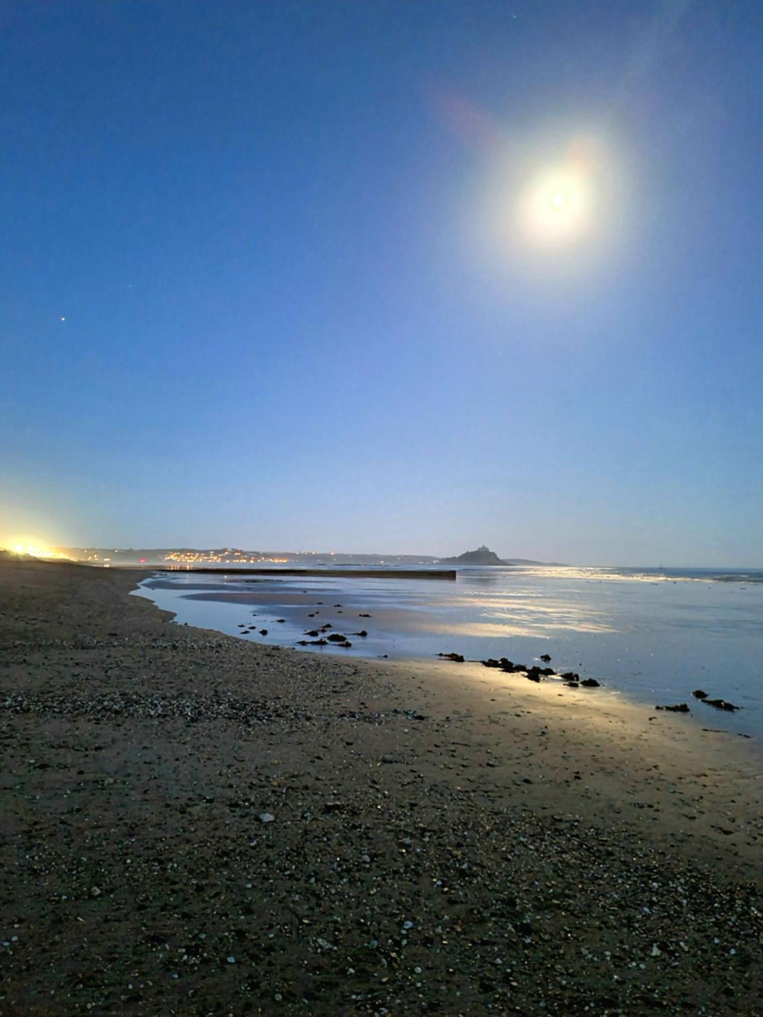 Penzance, Modern Stylish Home, Near Seafront With Gated Parking Holiday home Penzance